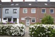 Zuwegung mit Rhododendronhecke