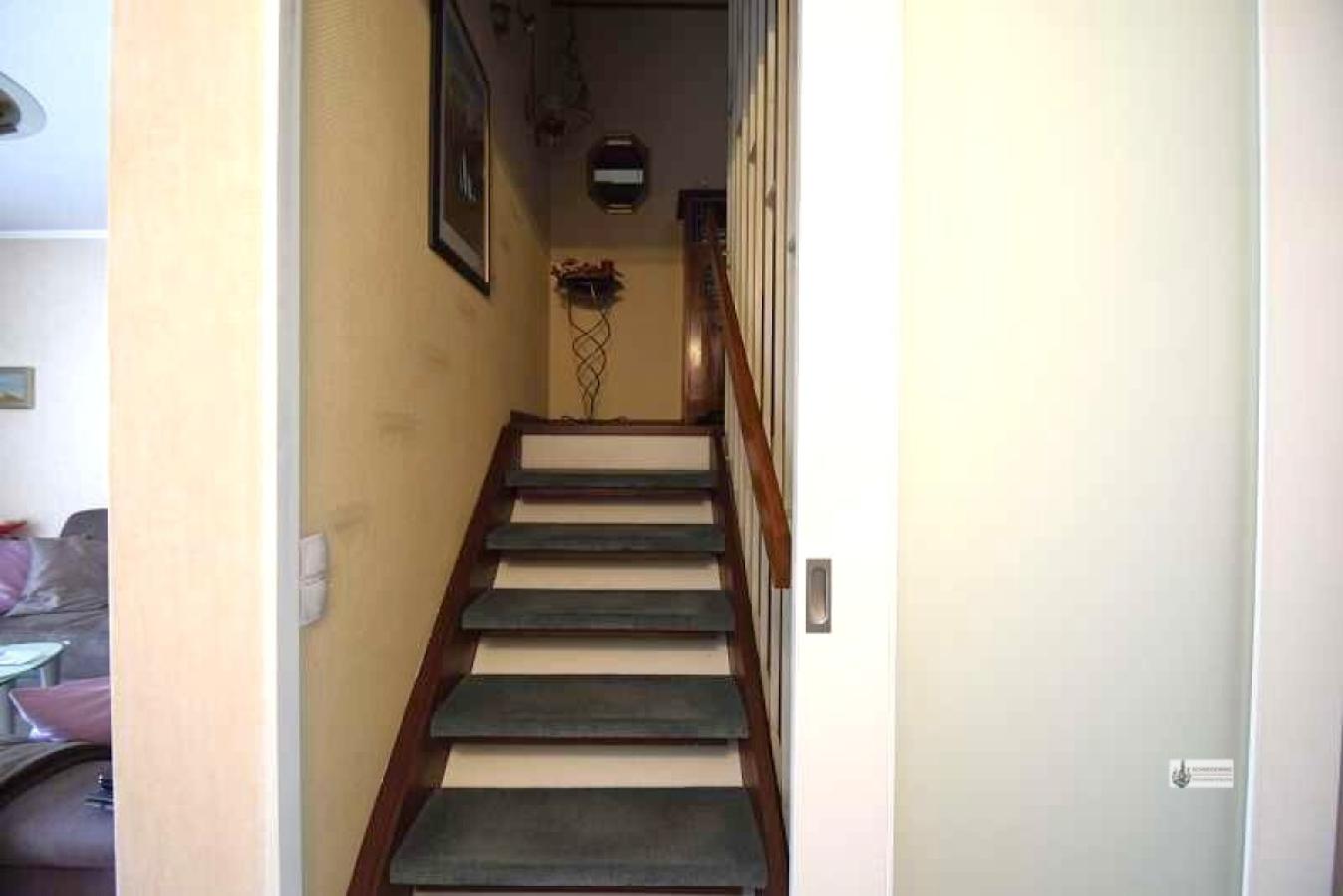Treppe ins OG mit Schiebetür verschließbar