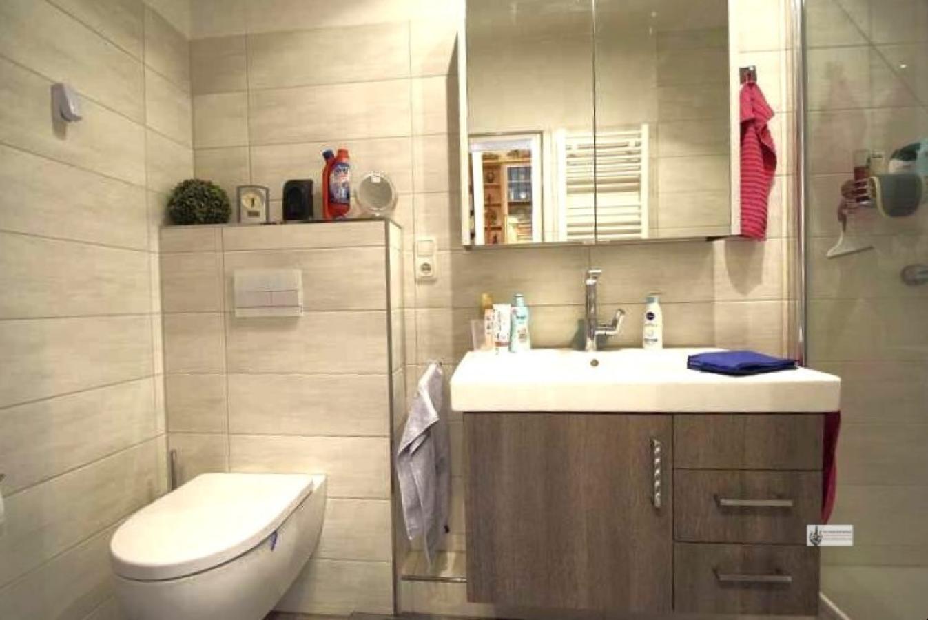 Badezimmer mit Dusche