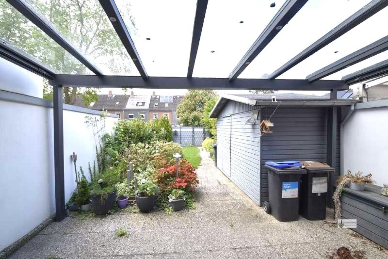 12 überdachte Terrasse