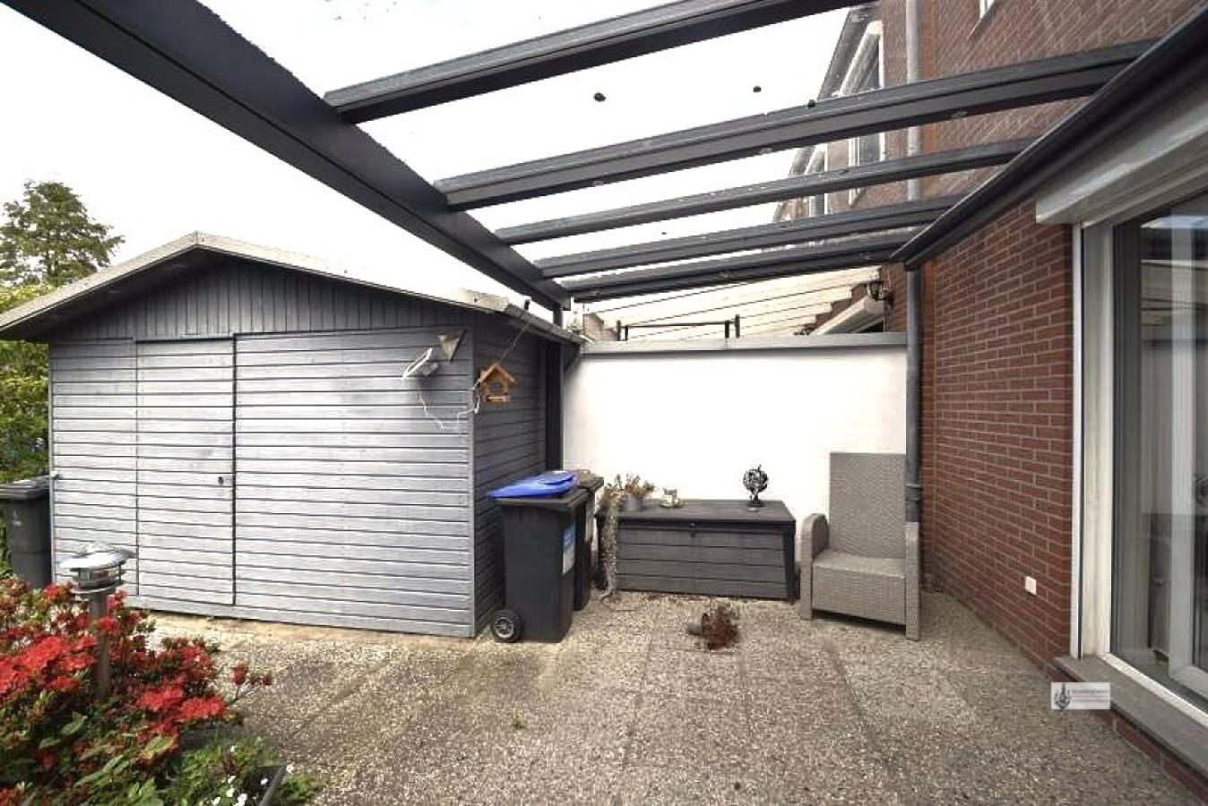  Holzhäuschen mit Strom vor der Terrasse