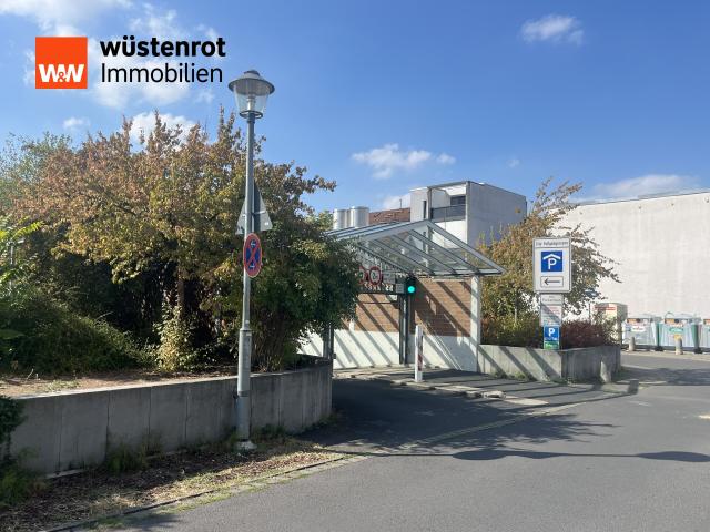 öffentl. Parkhaus hinter dem Haus