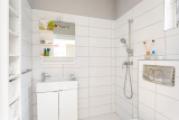 Badezimmer mit Dusche