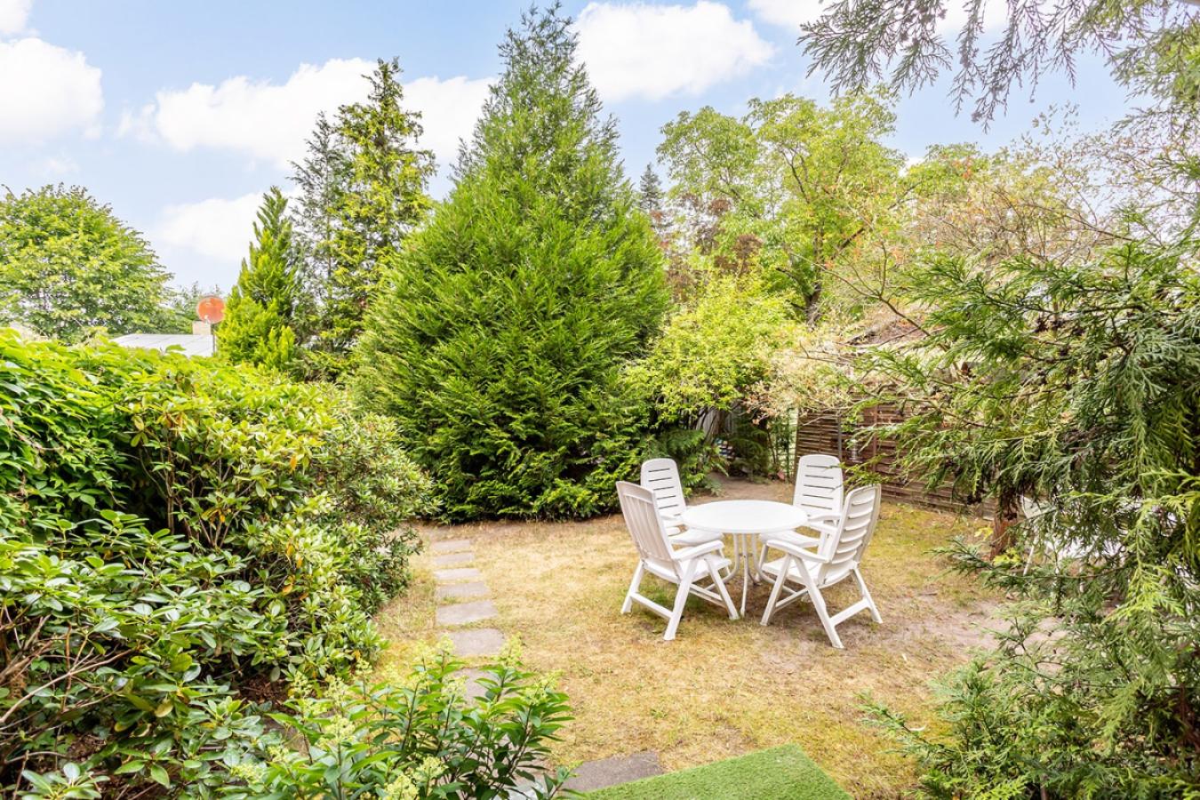 Garten mit Sitzmöglichkeit