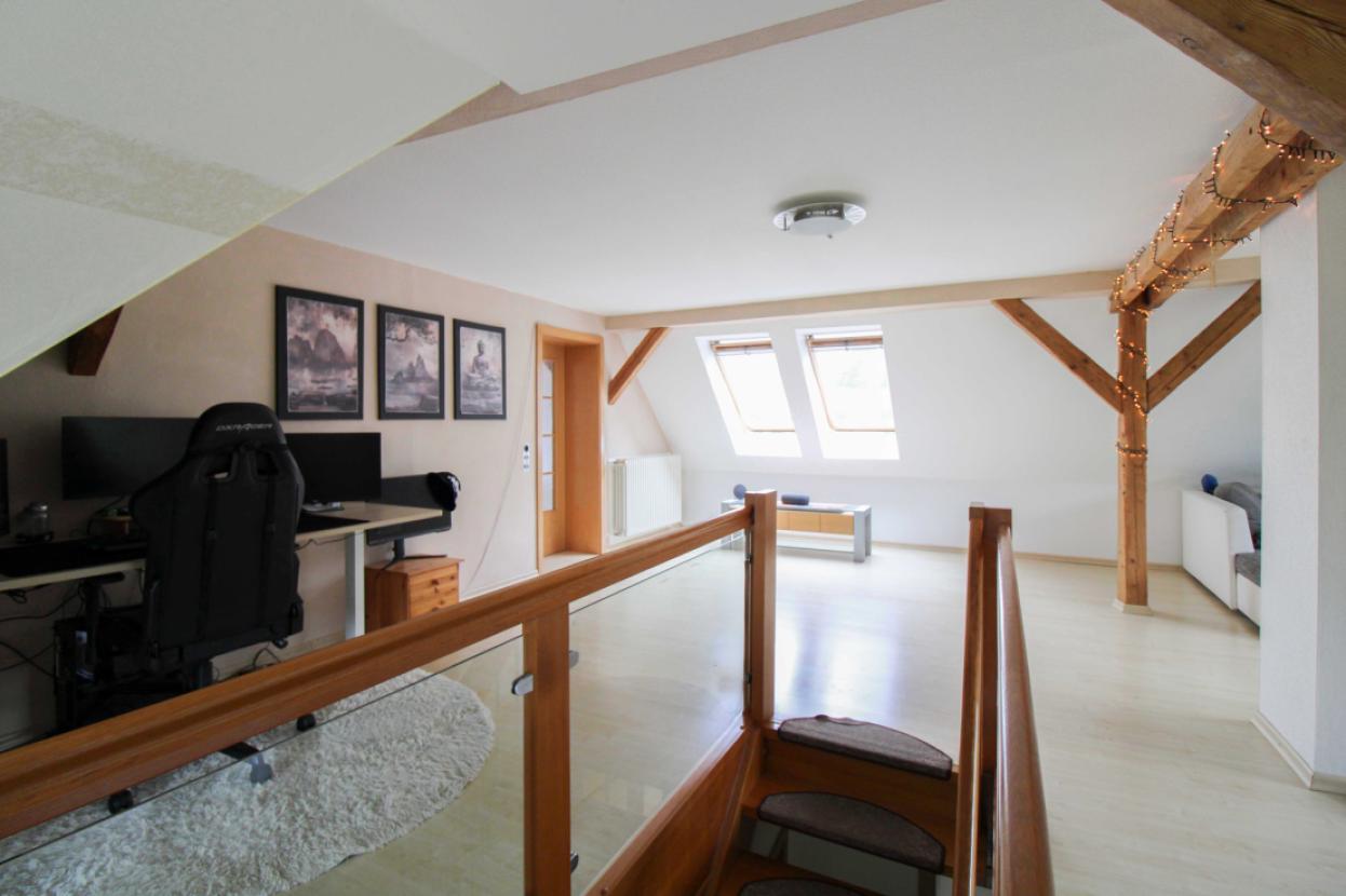 Treppenaufgang OG mit Büro