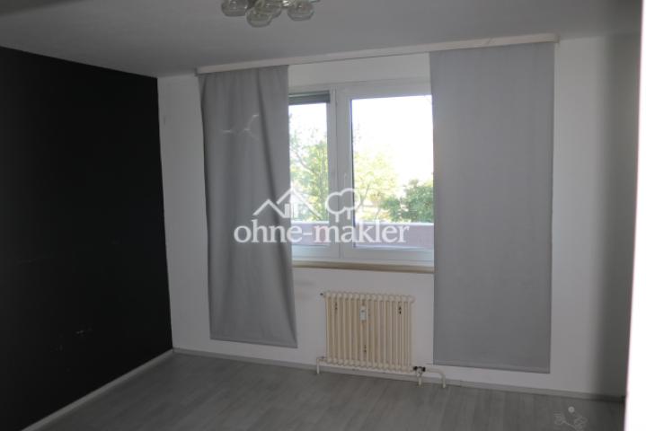 Schlafzimmer, dahinter Balkon