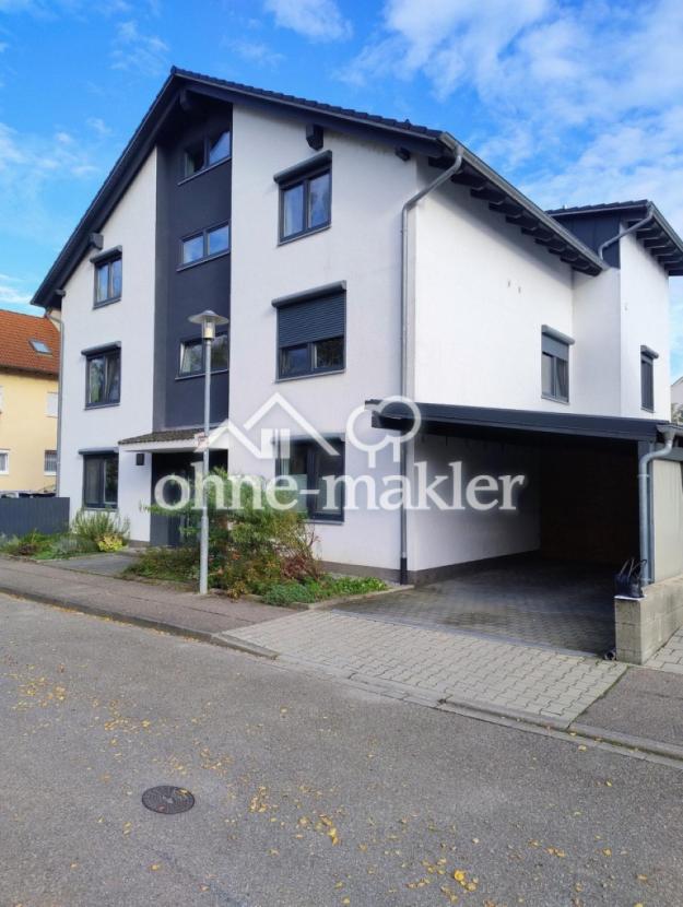 Außenansicht mit Carport