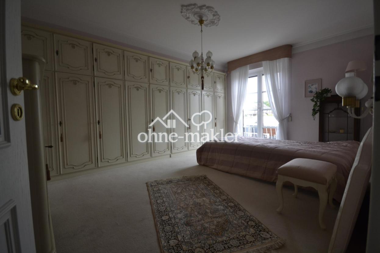 Schlafzimmer mit Einbauschrank