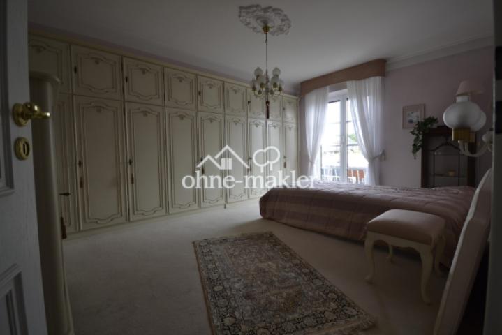 Schlafzimmer mit Einbauschrank