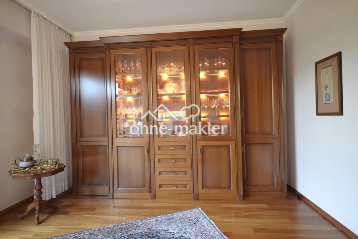 Wohnzimmerschrank inkludiert