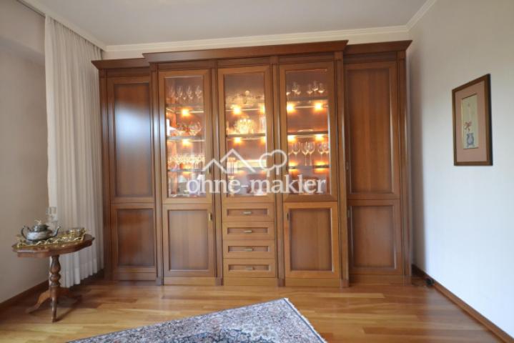 Wohnzimmerschrank inkludiert