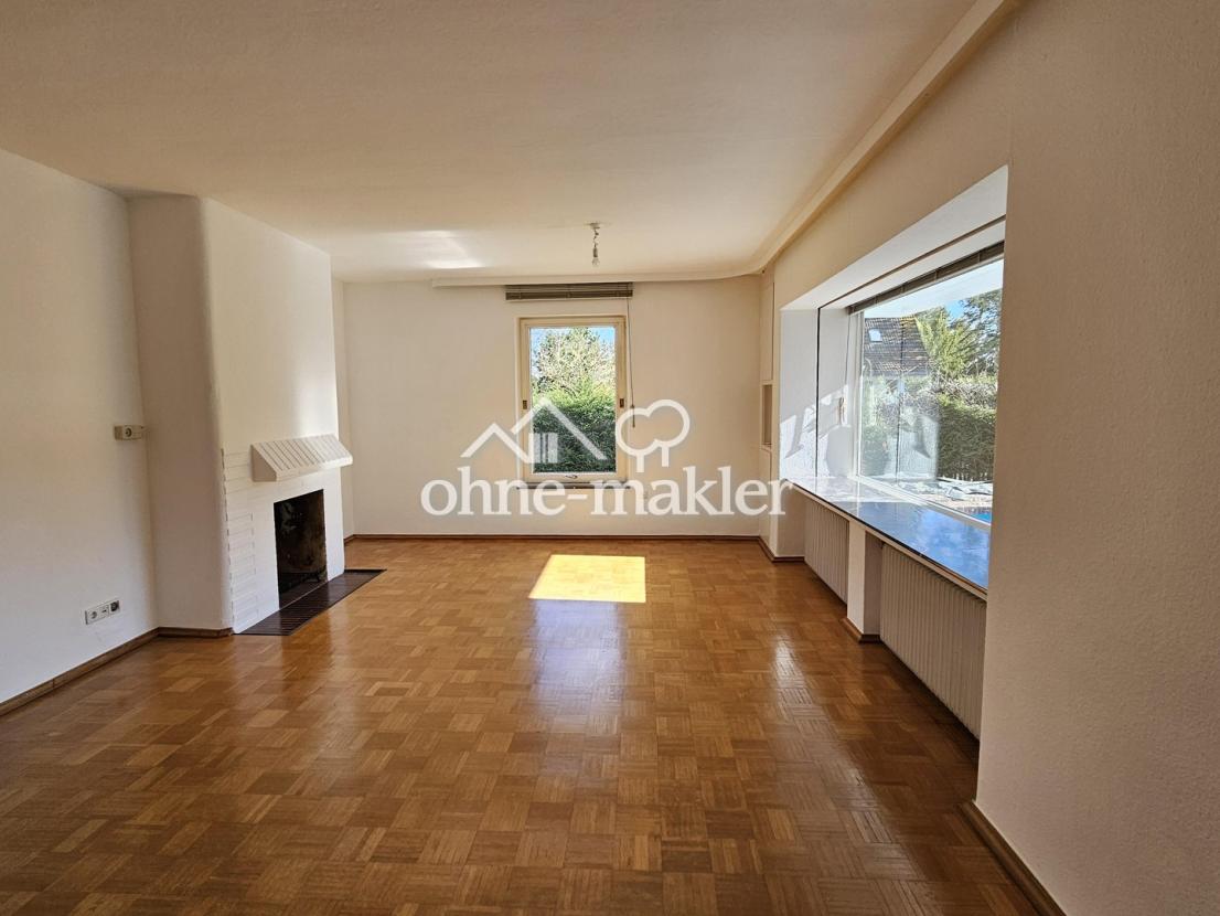 Wohnzimmer mit offenem Kamin