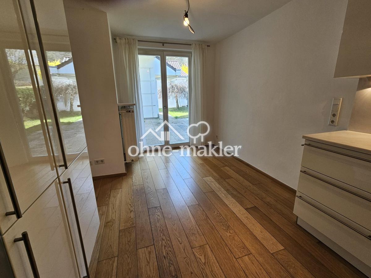 Küche mit Blick in Garten