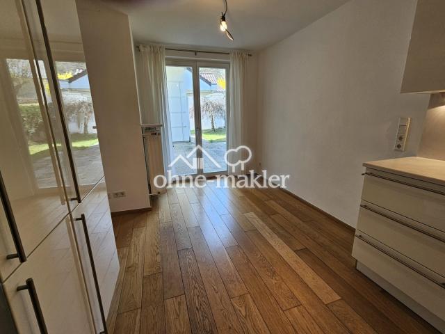 Küche mit Blick in Garten