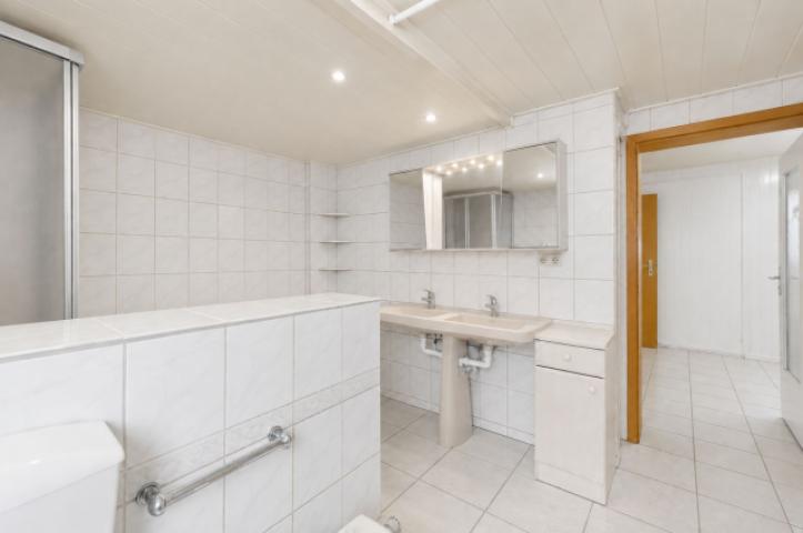 Bad mit Wanne u. Dusche im EG