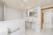 Bad mit Wanne u. Dusche im EG