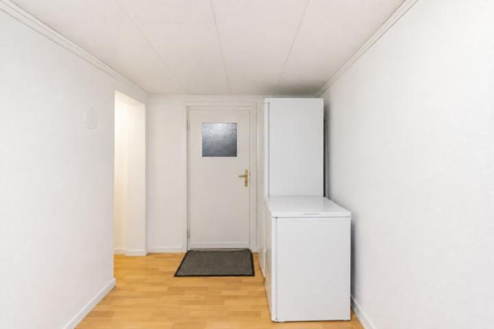 Durchgang zur Doppelgarage
