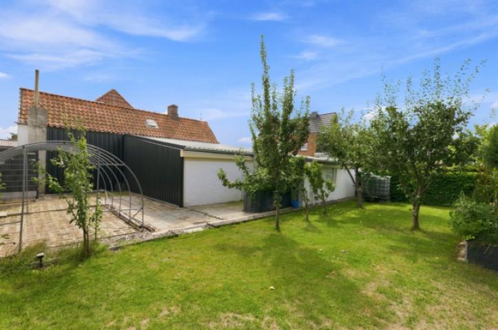 Garagenrückseite mit erneuertem Dach u. Seitenwand