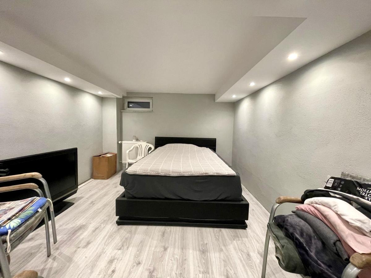 Schlafzimmer (UG)