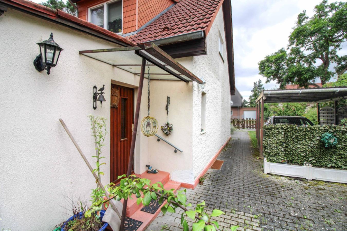 Hauseingang und Carport