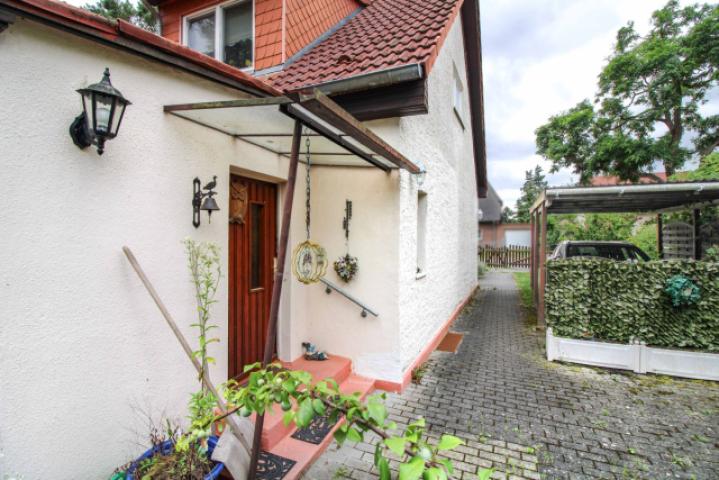 Hauseingang und Carport