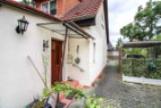 Hauseingang und Carport