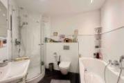 Badezimmer mit Dusche & Wanne