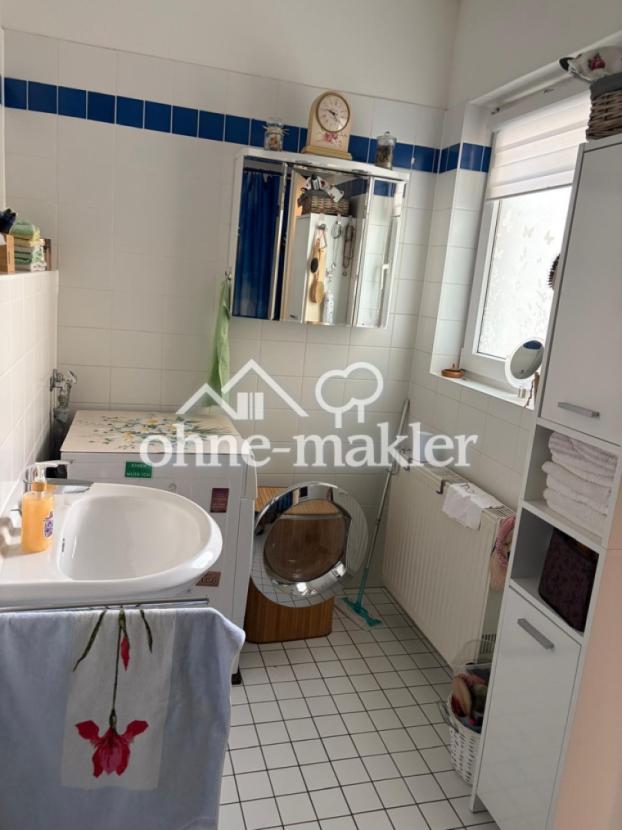 Bad mit Badewanne, WC und WMA