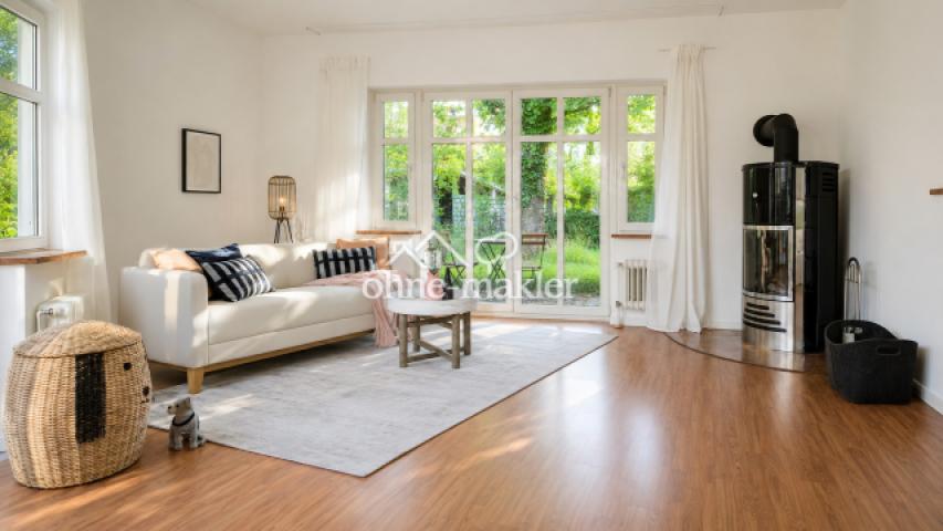 Helles Wohnzimmer mit Kamin 