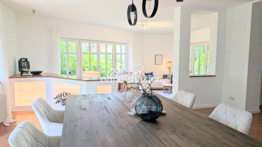 Blick zum großen Wohnzimmer