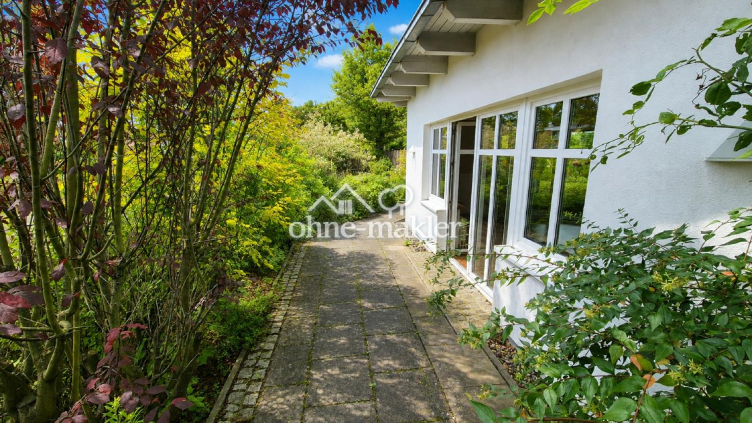 Kleine Terrasse und Weg