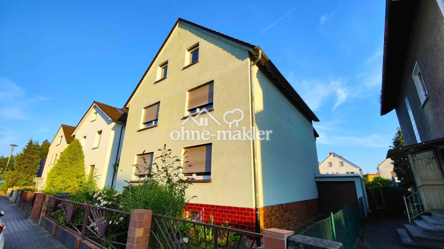 Haus vorne und kleine Garage