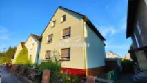Haus vorne und kleine Garage