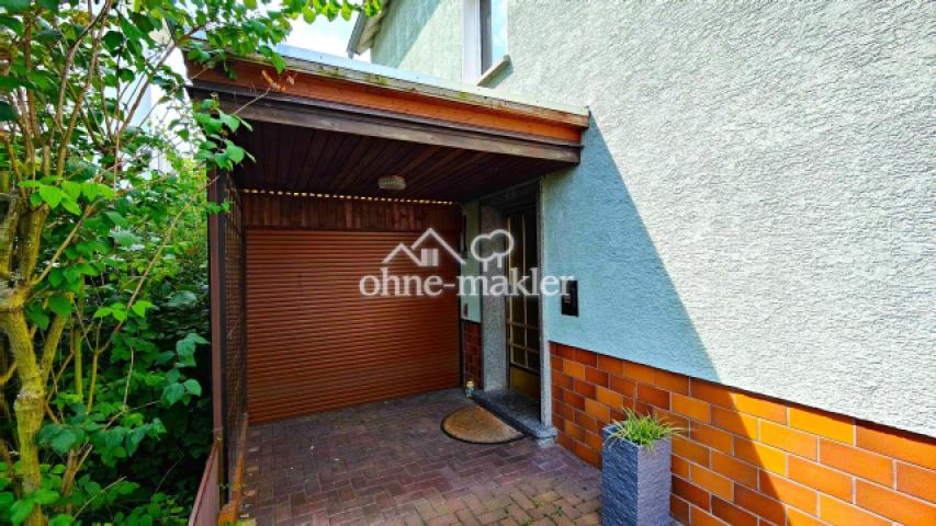 Eingang und große Garage