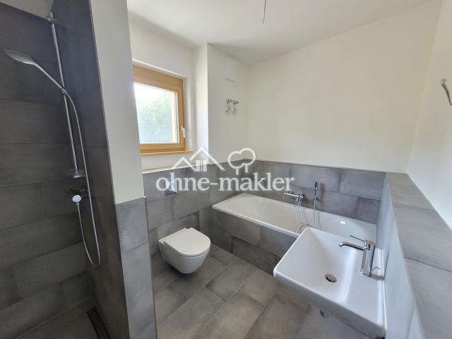 Bad mit Wanne und Dusche