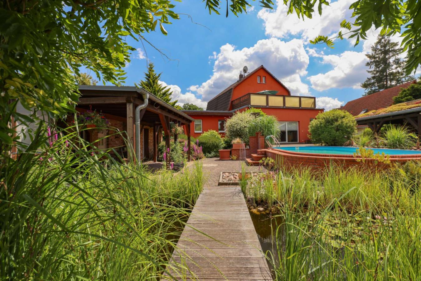 DEIN NEUES LEBEN BEGINNT HIER - ZWEIFAMILIENHAUS MIT TRAUMGARTEN UND POOL IN FREDERSDORF