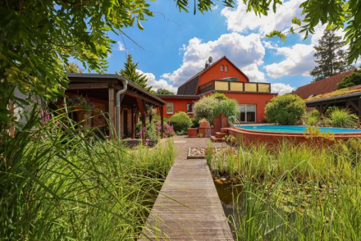 DEIN NEUES LEBEN BEGINNT HIER - ZWEIFAMILIENHAUS MIT TRAUMGARTEN UND POOL IN FREDERSDORF