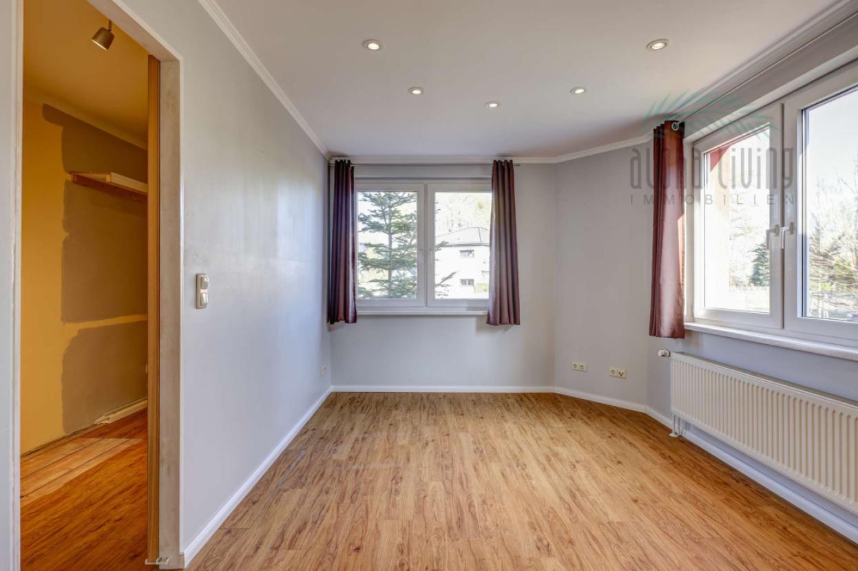 Schlafzimmer 1 mit Ankleide (EG)