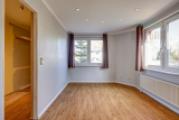 Schlafzimmer 1 mit Ankleide (EG)