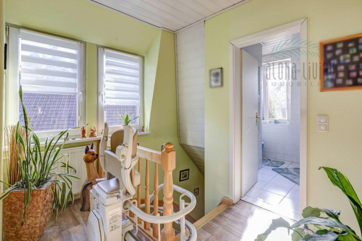 Flur mit Treppenlift (OG)