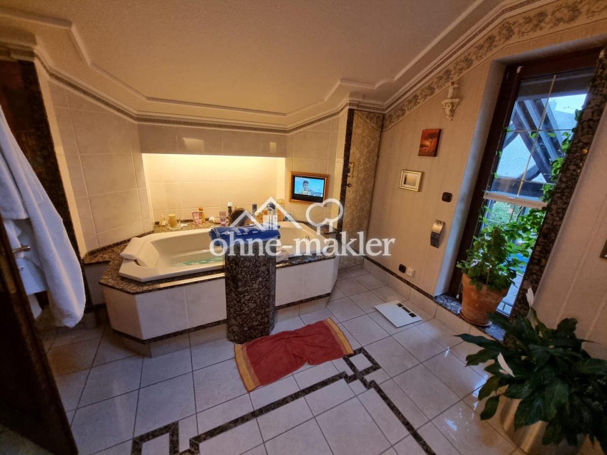 Badewanne mit Marmorsäule