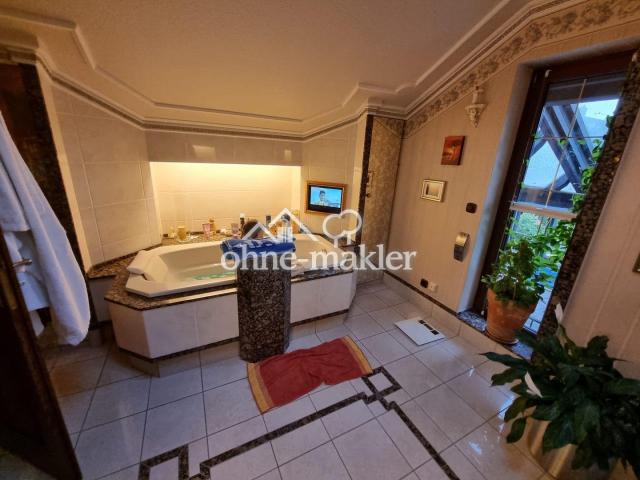 Badewanne mit Marmorsäule