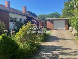 Einfahrt und Garage