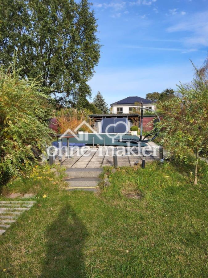 Pool im Hintergrund d. Carport