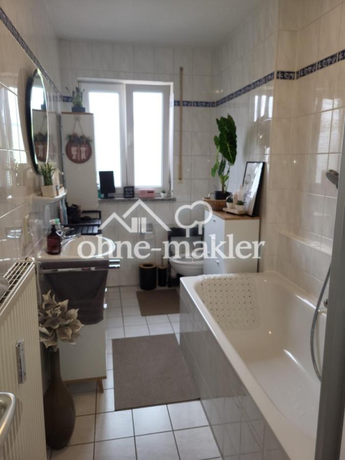 Bad mit Wanne und Dusche