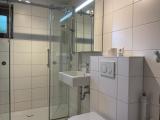 Tageslichtbad mit bodentiefer Dusche und Waschmaschinenanschluss