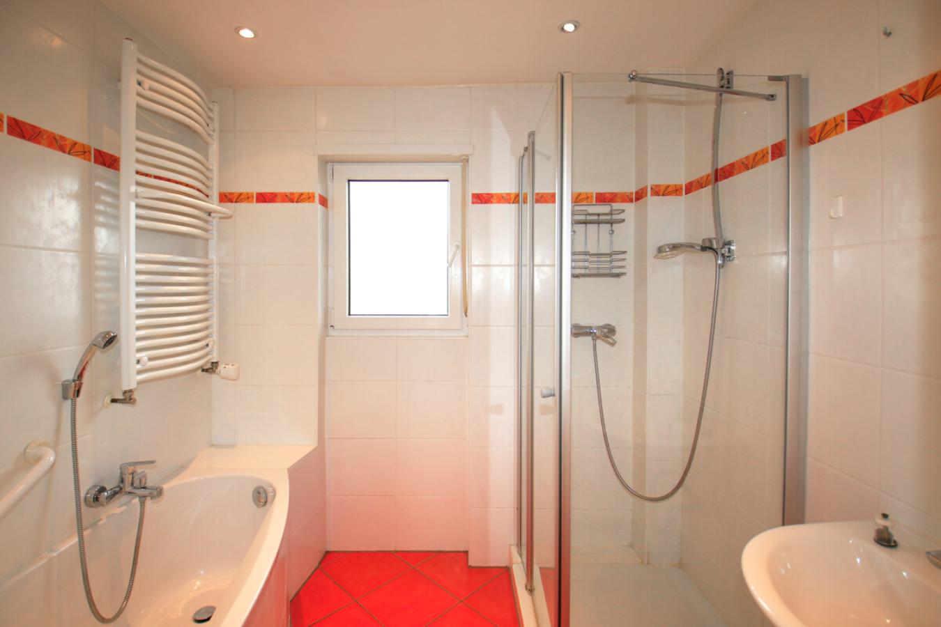 Dusche und Wanne