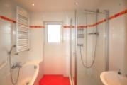 Dusche und Wanne