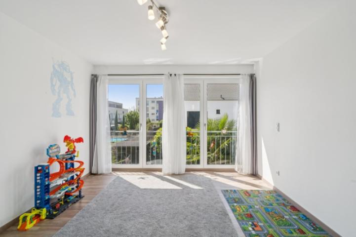 Kinderzimmer - Blick zum Fenster