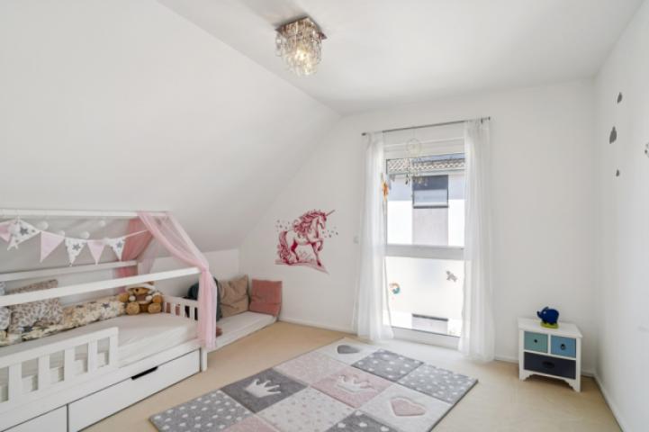 Kinderzimmer - Blick zum Schlafbereich